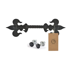 Könnte beinhalten: Schwarzer Metall-Tor-Griff mit gedrehtem Design und Fleur-de-lis-Akzenten. Der Griff wird mit zwei schwarzen Schrauben geliefert.