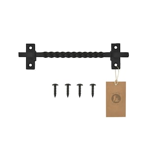 Pode incluir: Fecho de portão de metal preto torcido com duas placas de montagem e quatro parafusos pretos. O fecho está preso a uma etiqueta de papel castanho com o texto "Morio Designs" num círculo.