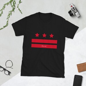 Könnte beinhalten: Schwarzes T-Shirt mit einer roten Grafik der Flagge von Washington D.C. und dem Text "#local" auf der Vorderseite.