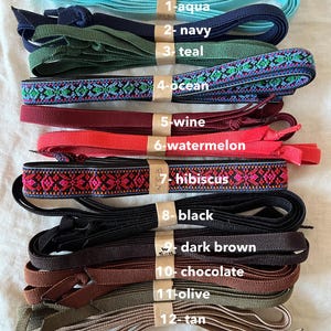 Puede incluir: Doce cintas elásticas de diferentes colores, etiquetadas con números y nombres. Los colores son aguamarina, azul marino, verde azulado, océano, vino, sandía, hibisco, negro, marrón oscuro, chocolate, oliva y marrón.