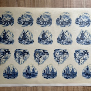 Könnte beinhalten: Ein Vintage-Blatt mit blauen und weißen Illustrationen von holländischen Windmühlen und Segelbooten. Das Blatt ist mit einem sich wiederholenden Muster aus Windmühlen, Segelbooten und Häusern bedruckt.