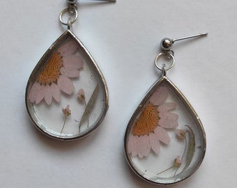 Pink Daisy earrings in resin, pink daisy earrings, dried flower earrings, handmade earrings