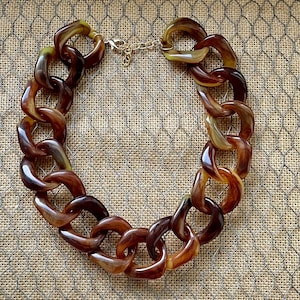 Collar llamativo de cadena gruesa con eslabones marmolados en beige y tortuga marrón oscuro con largo ajustable