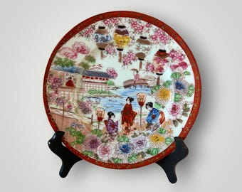 Plato antiguo de porcelana japonesa Kutani – Dai Nippon Sasai del periodo Meiji, escena festiva pintada a mano