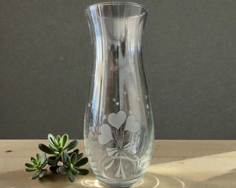 Vase vintage en verre Pasabahçe | Cœurs gravés et ruban, style cristal turc