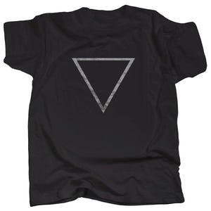 以下が含まれることがあります： 銀色の三角形のグラフィックがプリントされた黒いTシャツ
