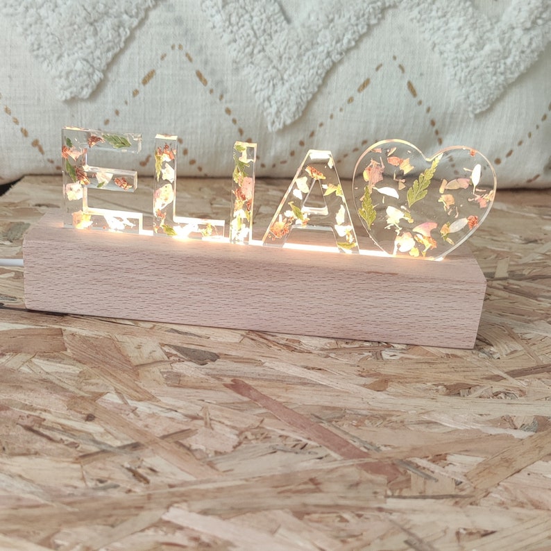 Veilleuse lampe prénom personnalisée bois et led et fleurs séchées, chambre bébé, décoration ambiance chambre, personnalisation prénom image 1