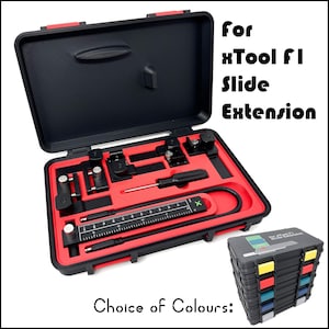 Könnte beinhalten: Ein schwarzes Werkzeugset mit rotem Innenraum, das eine Schieberverlängerung für den xTool f1 enthält. Das Set ist geöffnet und die Werkzeuge sind sichtbar. Der Text "for xTool f1 Slide Extension" ist auf der Seite des Gehäuses aufgedruckt. Das Gehäuse steht auf einer weißen Oberfläche.