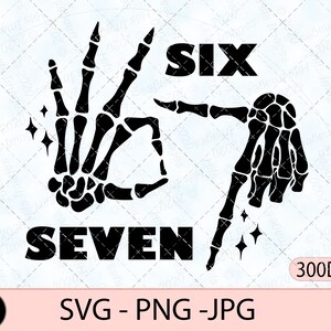 Può includere: Grafica digitale in bianco e nero con mani di scheletro che formano i numeri sei e sette. La parola "SIX" è sopra la mano sinistra e "SEVEN" sotto la mano destra. Include formati di file SVG, PNG e JPG.