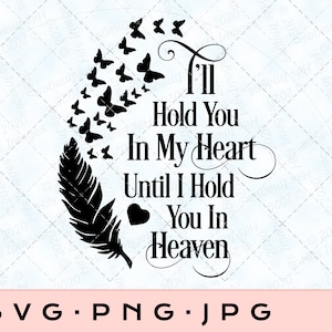 Puede incluir: Silueta en blanco y negro de una pluma con un corazón y mariposas volando. El texto dice "Te guardaré en mi corazón hasta que te tenga en el cielo".