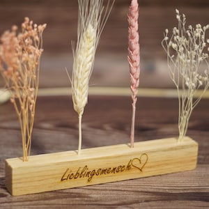 Elegante barra de flores "Persona favorita": decoración de madera con flores secas - 17 x 2 cm - incluidas flores secas - postal o portafotos - regalo