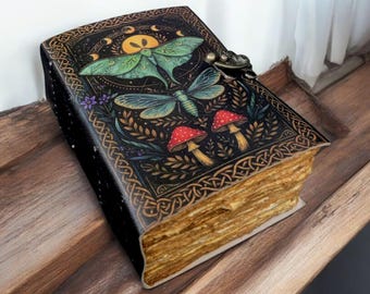 Diario de cuero Luna Moth: Grimorio hecho a mano, Libro de hechizos de las sombras