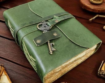 Caderno de couro artesanal com chave: Livro de feitiços vintage das sombras