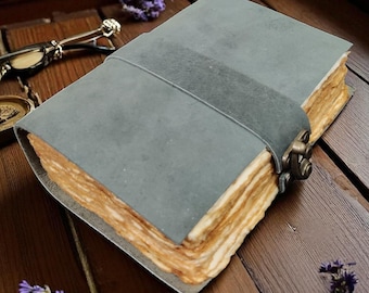 Caderno de Feitiços Vintage Artesanal em Couro: Grimório Vintage com Bordas Irregulares