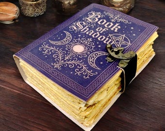 Diario de cuero hecho a mano con forma de libro de las sombras y pentagrama lunar en relieve.