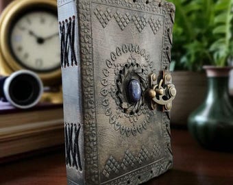 Diario grimorio de cuero repujado: Libro de hechizos hecho a mano, Libro de las Sombras