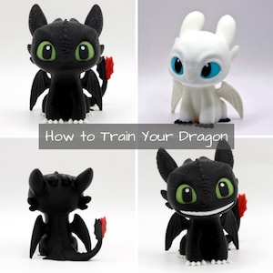 Könnte beinhalten: Vier Drachenfiguren, zwei schwarze und zwei weiße. Die schwarzen Drachen haben grüne Augen und rote Akzente, während der weiße Drache blaue Augen hat. Der Text "How to Train Your Dragon" wird in einem grauen Feld angezeigt.