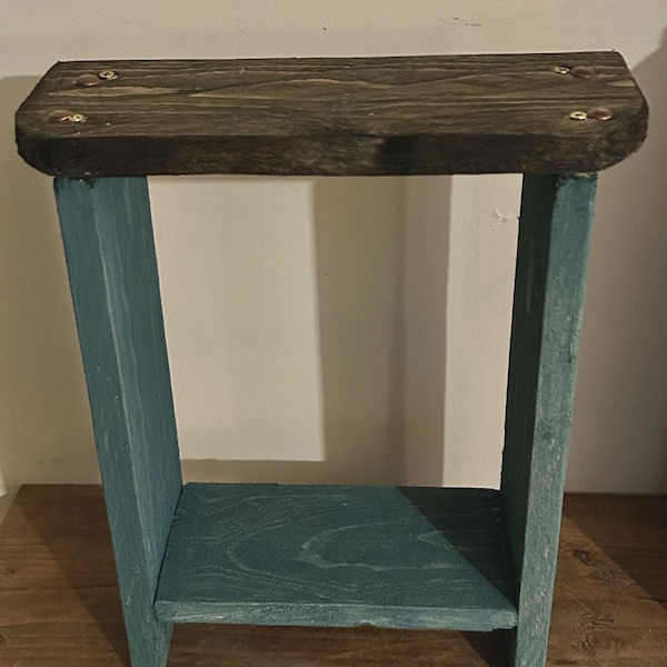 Plant table with shelf. Made with rustic chunky pallet wood.