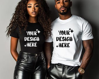 Könnte beinhalten: Ein Paar trägt passende schwarze und weiße T-Shirts mit dem Aufdruck "YOUR DESIGN HERE". Die Frau trägt eine schwarze Lederhose und der Mann trägt eine schwarze Lederhose.