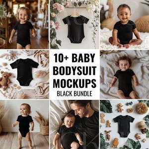 Peut inclure: Ensemble de plus de 10 maquettes de bodies pour bébés noirs. Les maquettes présentent différentes poses et arrière-plans, notamment un bébé portant un body sur une couverture blanche, un bébé portant un body sur un lit blanc et un bébé portant un body sur un fond blanc avec des feuilles vertes.