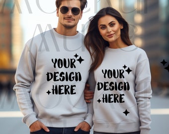 Gildan 18000 Paar Mockup Sweater Gildan Man en Vrouw Mockup Oversized Sport Grijs Crewneck Lifestyle Gildan Couple Mockup Ash Sweatshirt
