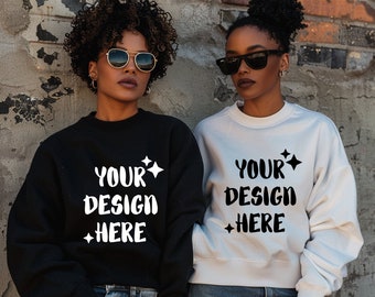 Afro-Amerikaanse trui mockup Gildan 18000 zwarte vrouw zwarte trui mockup Gildan zwart model wit shirt mockup Afro Girl Duo vrienden