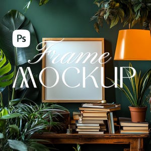 Puede incluir: Una maqueta de marco de madera con fondo blanco, rodeada de plantas y libros. El texto "Frame Mockup" está escrito en letras cursivas blancas sobre un fondo verde.
