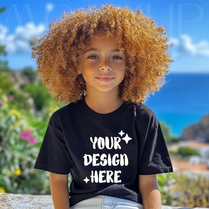 Maqueta de camiseta negra para niños Maqueta de camiseta bohemia Maqueta de camiseta negra para niña afroamericana Maqueta de paquete para niños Bella Canvas Youth 3001Y 3001T Modelo para niños negros