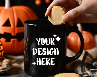 Schwarze Tasse Mockup Halloween Kaffeetasse Mockup Schwarze Keramiktasse Gruselige Herbstbecher Mockups Kaffeetasse Mockup Gemütlicher Lifestyle Mockup Keks