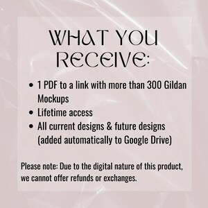 Puede incluir: Texto sobre un fondo blanco con una superposici&oacute;n rosa. El texto dice "WHAT YOU RECEIVE:" seguido de una lista de vi&ntilde;etas: "1 PDF a un enlace con m&aacute;s de 300 maquetas Gildan", "Acceso de por vida", y "Todos los dise&ntilde;os actuales y futuros (agregados autom&aacute;ticamente a Google Drive)". Debajo de la lista de vi&ntilde;etas, el texto dice "Tenga en cuenta: Debido a la naturaleza digital de este producto, no podemos ofrecer reembolsos o cambios."