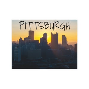 Horizon d'hiver, lever du soleil - Pittsburgh, Pennsylvanie, paysage urbain, plein air, oeuvre d'art colorée et colorée