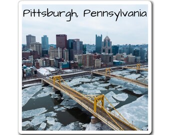 Winter Sisters and City - Pittsburgh, Pennsylvanie, paysage urbain, ponts, rivière gelée, oeuvre d'art hivernale, aimants personnalisés