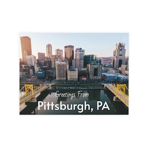 Carte postale Sunrise Sisters and City - Pittsburgh, Pennsylvanie, paysage urbain, ponts, rivière, lever du soleil, oeuvre d'art carte postale