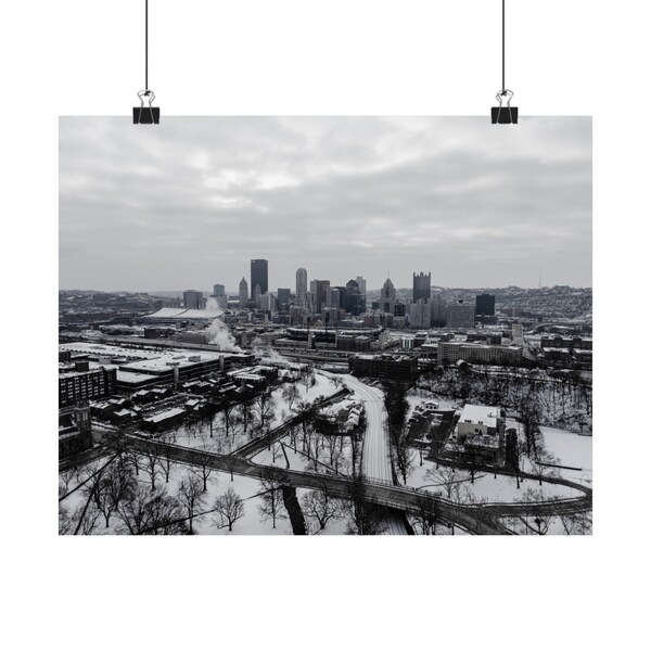 Vue hivernale lointaine - Pittsburgh, Pennsylvanie, paysage urbain, paysage urbain, scène d'hiver, affiche photo de la rive nord