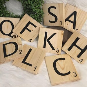 Arte de parede de azulejos de Scrabble 3,5" x 3,5", placa de letras de Scrabble de família, arte de parede personalizada com nome de família em madeira natural gravada a laser