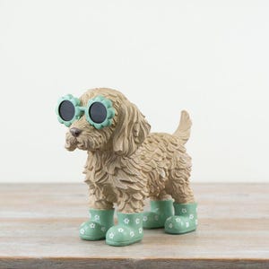 Cockapoo-Figur mit Brille und Stiefeln, 24,8 cm – Witzige Hundefigur, Geschenkidee für Garten oder Zuhause