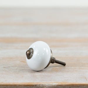 Poignée de porte en céramique blanche 7 cm – Base en laiton, poignée de tiroir vintage, poignée de meuble classique pour portes et placards