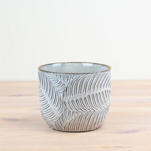 Bloempot met bladmotief 14 cm – Keramische plantenpot met botanisch design, decoratieve bloempot voor binnen.