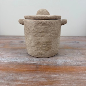 Bote de almacenamiento de arena con tapa de 19 cm – Tarro de almacenamiento neutro con textura de piedra, bote de decoración moderna para llaves y pequeños objetos.