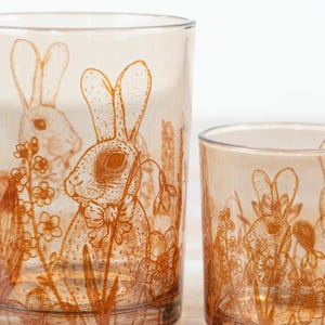 Hoher Teelichthalter aus Glas in Hasenform, 8 cm – Osterhasen-Kerzendekoration, florales Frühlings-Tischaccessoire