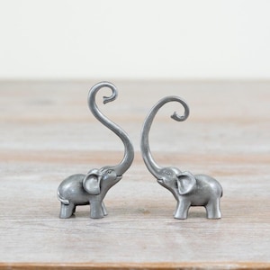 Portaanelli a forma di elefante in peltro – Supporto decorativo per gioielli e gingilli, ideale per la camera da letto o la toeletta.