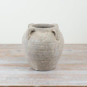 Vase in Steinoptik, 21,5 cm – Rustikale, strukturierte Keramikvase Medora für Trockenblumen oder Dekoration – Neutrales, natürliches Wohnaccessoire für Regal und Regal