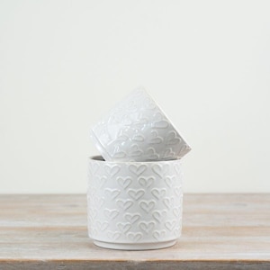 Vaso a forma di cuore bianco da 14 cm – Vaso in ceramica smaltata con decorazione a cuore in rilievo, idea regalo decorativa per la casa.