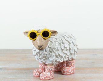 Figurine de mouton avec lunettes de soleil, 25 cm – Ornement de mouton peint à la main avec bottes, élément de décoration original pour le jardin ou l'intérieur