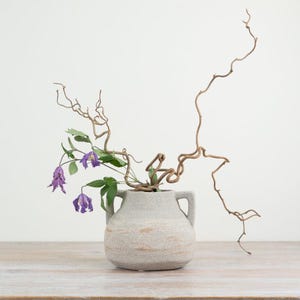 Vaso de cerâmica em formato de urna, 18 cm – Vaso decorativo texturizado rústico em tons de bege e cinza com alças.