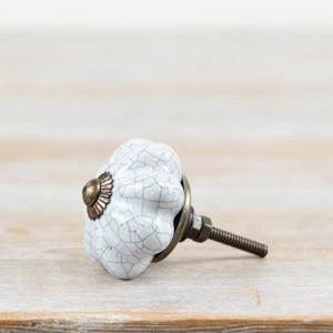 Vit krackelerad keramisk dörrknopp 7 cm – Vintage lådhandtag, antik skåpknopp för möbler och heminredning