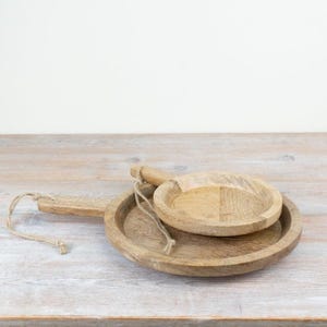Tabla de servir circular rústica de madera de 30 cm con asa y colgador de yute.