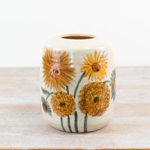 Vase mit Sonnenblumenmotiv, 20,5 cm – Ockerfarbene, glasierte Keramikvase für frische Blumen oder als Dekoration.