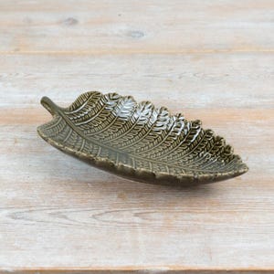 Plato de hojas verdes de 25 cm – Plato decorativo botánico, ideal para servir joyas, aperitivos y para decorar el hogar con un estilo inspirado en la naturaleza.