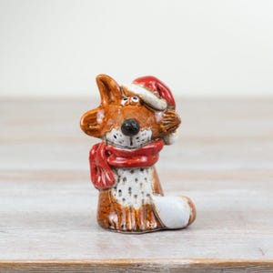 Decorazione natalizia a forma di volpe – Statuetta rifinita a mano da 8,5 cm con smalto reattivo festivo.